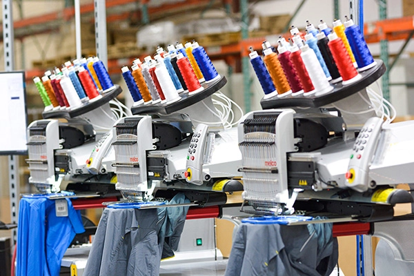 Broderie corporative Montréal polos casquettes et uniformes brodés